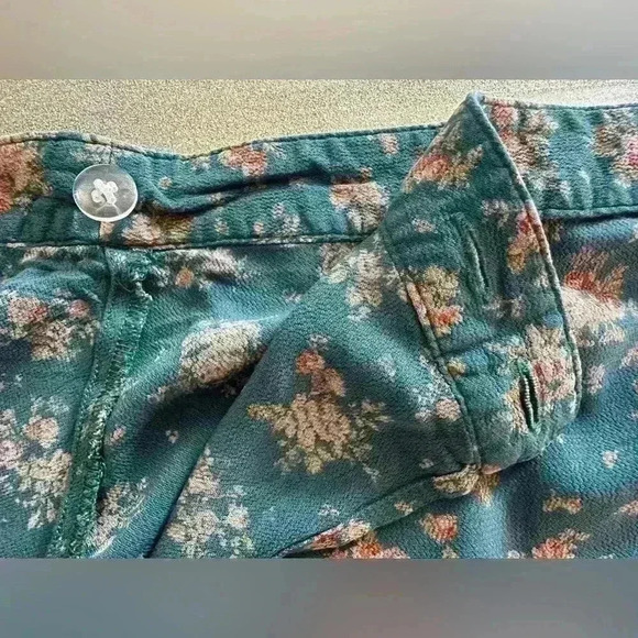 American Eagle Mini Floral Skirt (405) - Picture 8 of 11